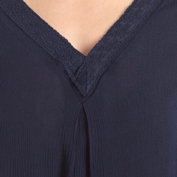 💥 SALE Gauzey Crochet Trim Pleated High Low Blouse Navy - Picture 3 of 3